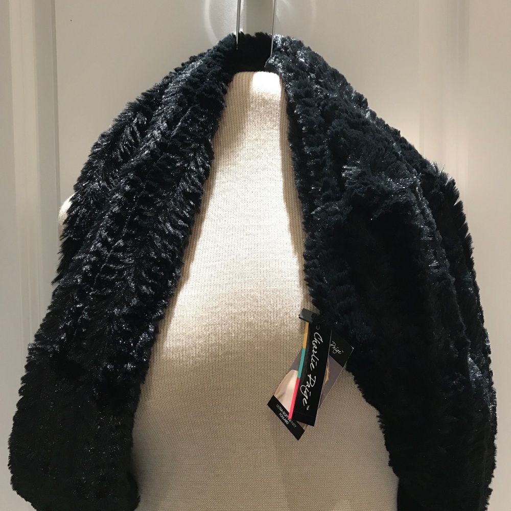 Faux fur scarf and gloves set. Black in color, elegant and very soft.